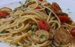 MASSA COM GAMBAS PICANTES E TOMATE CHERRY